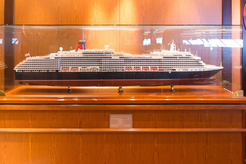 海洋をイメージしたコモドアークラブには、「クイーン・メリー2」（写真中央）、「クイーン・ヴィクトリア」（写真右）のモデルシップも飾られている