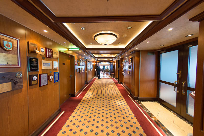 エレベータホールからコモドアークラブへ向かう右舷側（スターボードサイド）の通路
