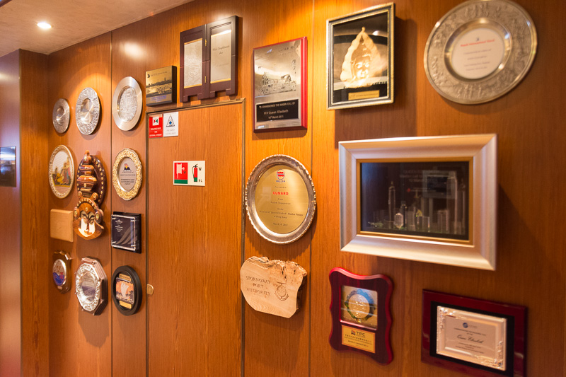 エレベータホールからコモドアークラブへ向かう右舷側（スターボードサイド）の通路