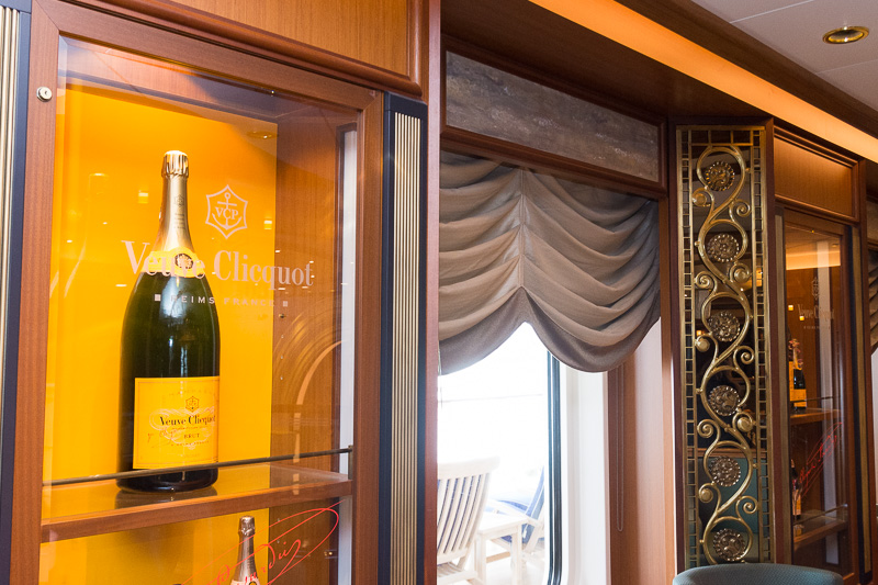 デッキ3にある「ミッドシップス・バー」