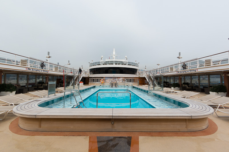 デッキ9の船内中央部にあるパビリオン・プール