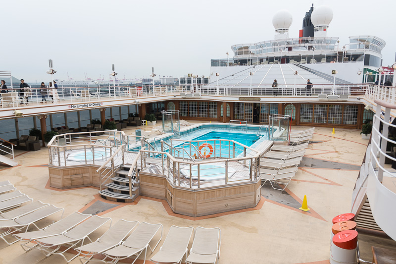 デッキ9の船内中央部にあるパビリオン・プール