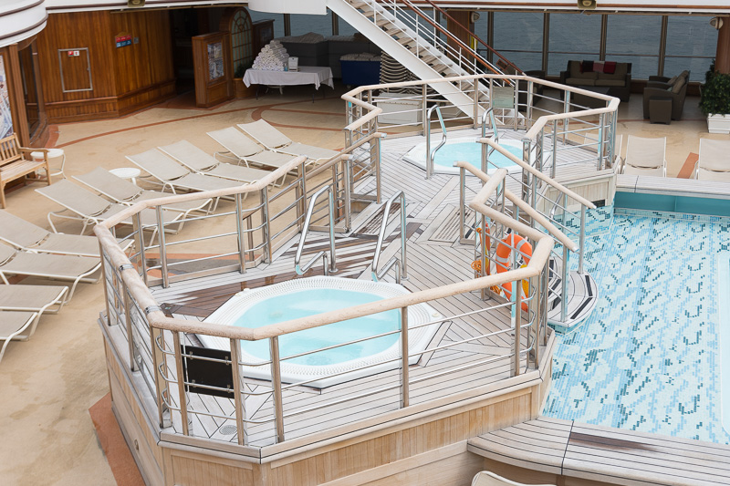 デッキ9の船内中央部にあるパビリオン・プール