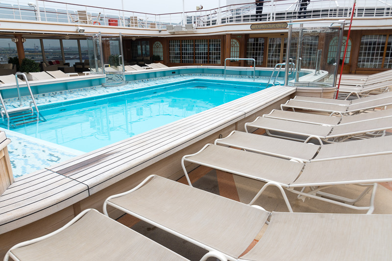 プールサイドの休憩スペース