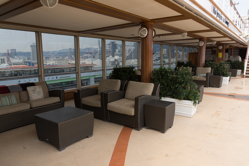 プールサイドの休憩スペース