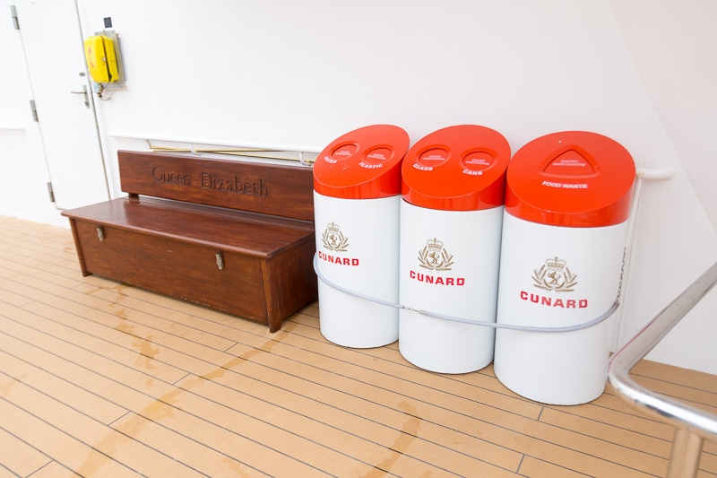 Queen Elizabethの刻印入りベンチや、CUNARDロゴ入りのゴミ箱も