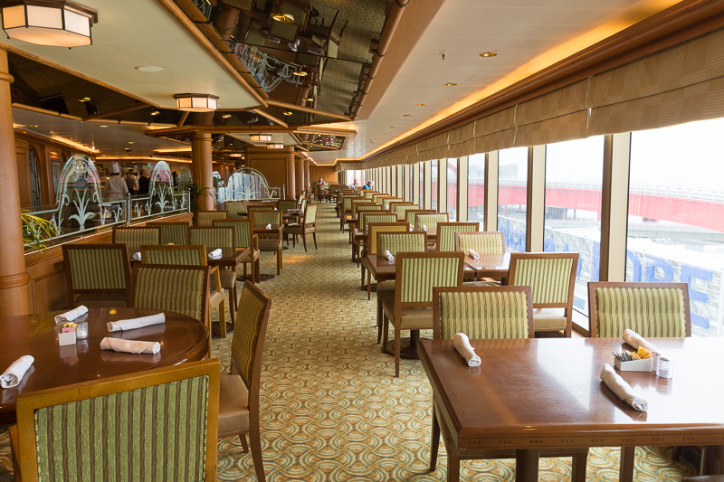 リド・レストラン。夜は一部エリアがテーマレストランとなり、3種類のテーマに沿った食事を日替わりで提供する