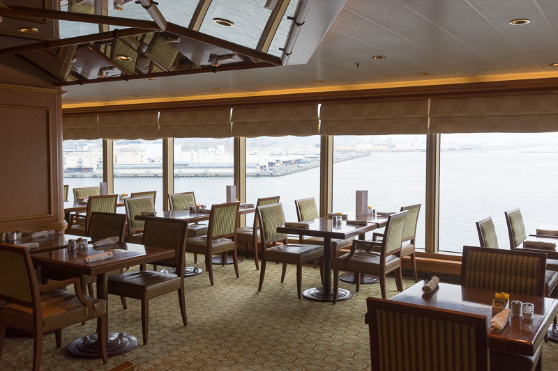 リド・レストラン。夜は一部エリアがテーマレストランとなり、3種類のテーマに沿った食事を日替わりで提供する