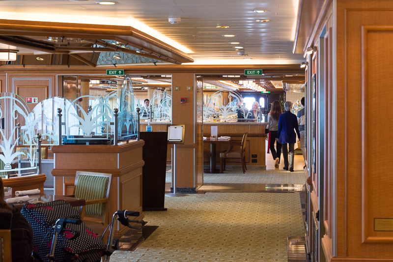 リド・レストラン。夜は一部エリアがテーマレストランとなり、3種類のテーマに沿った食事を日替わりで提供する