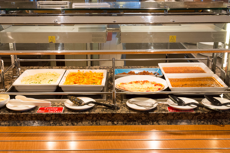 見学時にはランチ時間帯の料理やスイーツが並んでいた