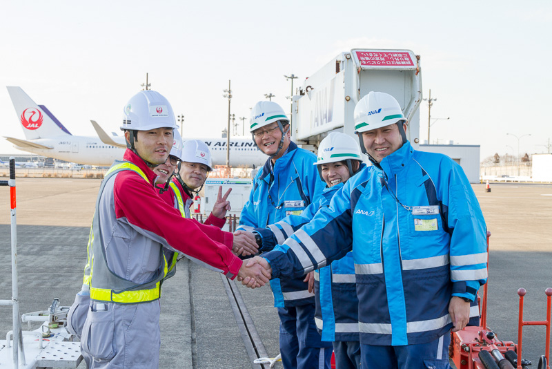 戦いのあとはお互いの健闘をたたえてガッチリと握手