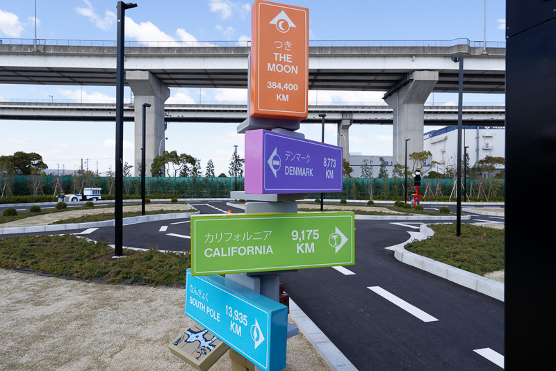 キャラたちの愉快な姿や、地球規模の行き先案内板も