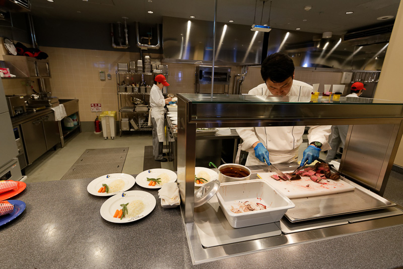 子供が料理を取りやすい低いカウンターもある