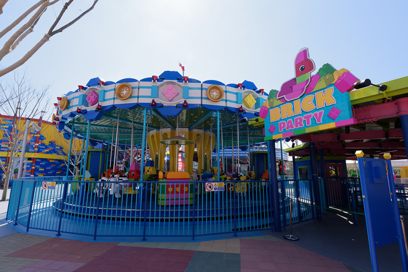 メリーゴーランドの「ブリック・パーティ」。身長130cmまでなら（小さい子供は付き添いして）誰でも乗れる