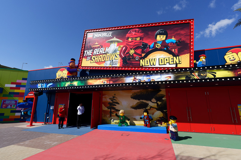 「レゴ（R）・ニンジャゴー・ライブ」。プロジェクションマッピングを多用した次世代の人形劇を堪能できる