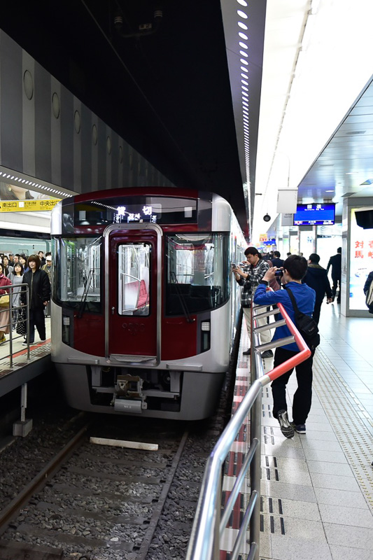 筑紫車両基地から報道陣と関係者を乗せて西鉄福岡（天神）駅に9000形が到着