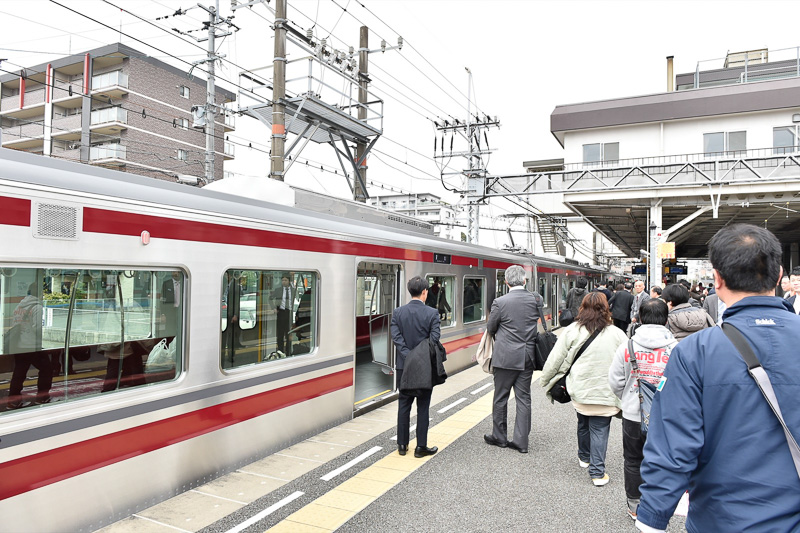 筑紫駅に到着した9000形