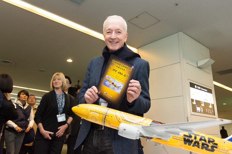 急きょ来場し、自らファンに歩み寄るファンサービスを見せたアンソニー・ダニエルズ氏