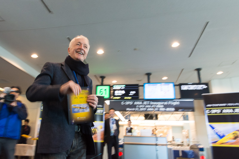 急きょ来場し、自らファンに歩み寄るファンサービスを見せたアンソニー・ダニエルズ氏