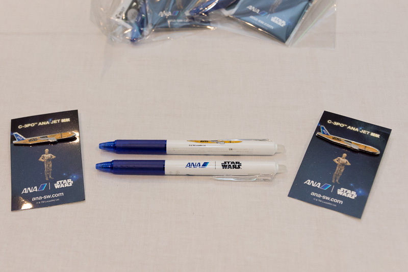 初便限定の「C-3PO ANA JETピンバッジ」とフリクションボール。フリクションボールは折り返し便となる鹿児島発便の乗客にもプレゼントされた