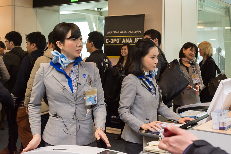 搭乗口に集まる多くの乗客。スター・ウォーズファンも多いが、普通に鹿児島へ行くために同便のチケットを求めていた人にも驚きの出来事になった