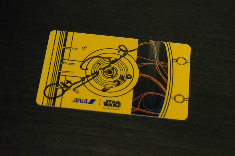 全列の「C」席の乗客にはアンソニー・ダニエルズ氏のサイン入り証明書をプレゼント