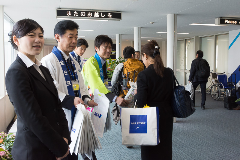 鹿児島空港発の乗客にも搭乗口でプレゼントを配布