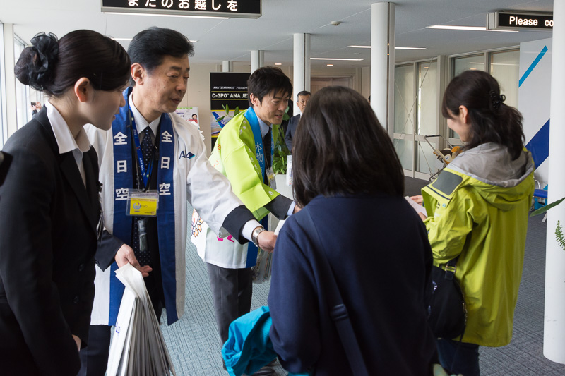 鹿児島空港発の乗客にも搭乗口でプレゼントを配布