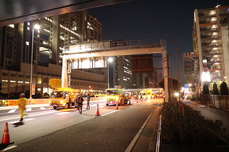 直前になって、コーンを撤去するなどスタッフの動きが慌ただしくなる
