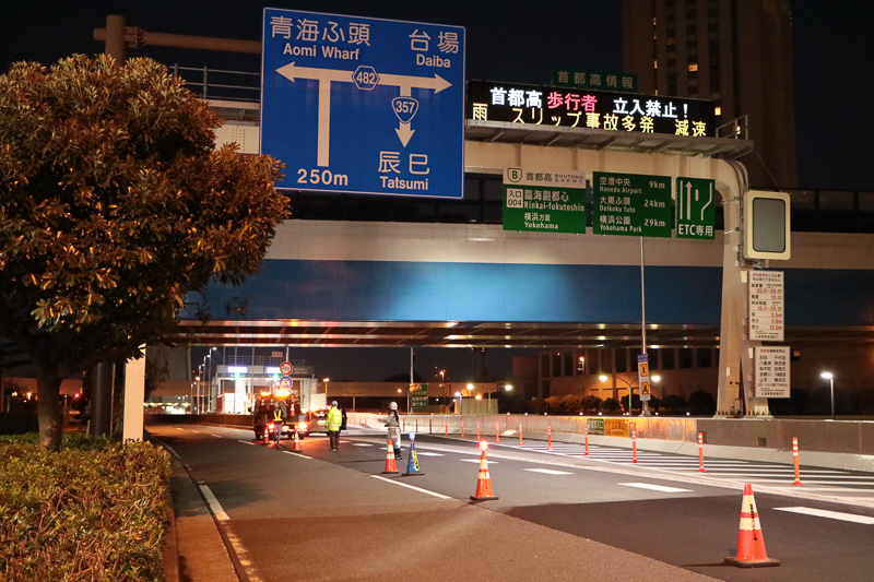 料金所は通行可能になった、コーンを片付ける