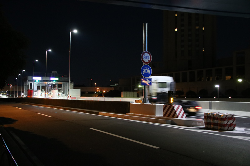 少しずつ入ってくるクルマ。開通5分は様子見なのか数台程度