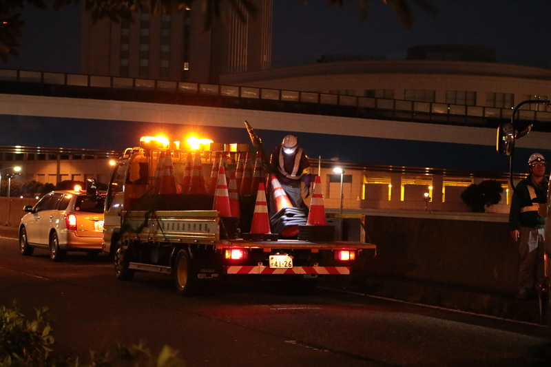 最後のコーンを回収中