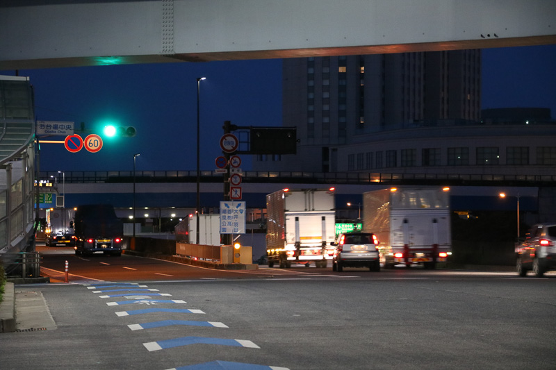 開通して20分が過ぎるころには、首都高方面に向かう大型トラックも増えてきた
