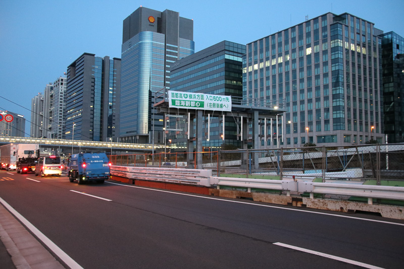 すでに電光掲示板や標識などが撤去され、案内の幕のみ掲げられた