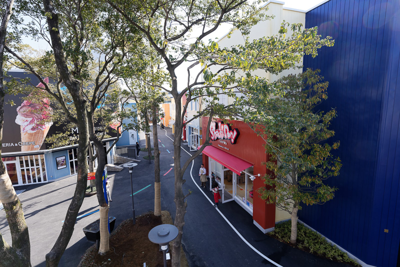 Maker's Pierには、駅もしくは駐車場から続くペデストリアンデッキからアクセス可能。デッキ上からMaker's Pierの入口付近を眺めたところ