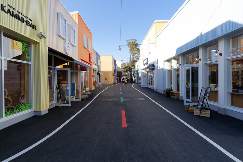 「アップタウン」にはカラフルなお店が建ち並ぶ