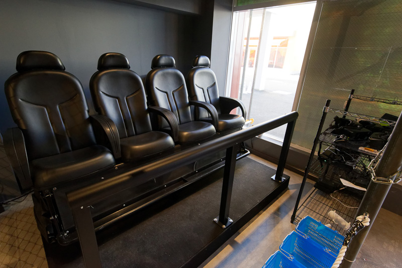 VRによる「未来化学実験室」。アドベンチャーとホラーをテーマにした2つのコンテンツが楽しめる