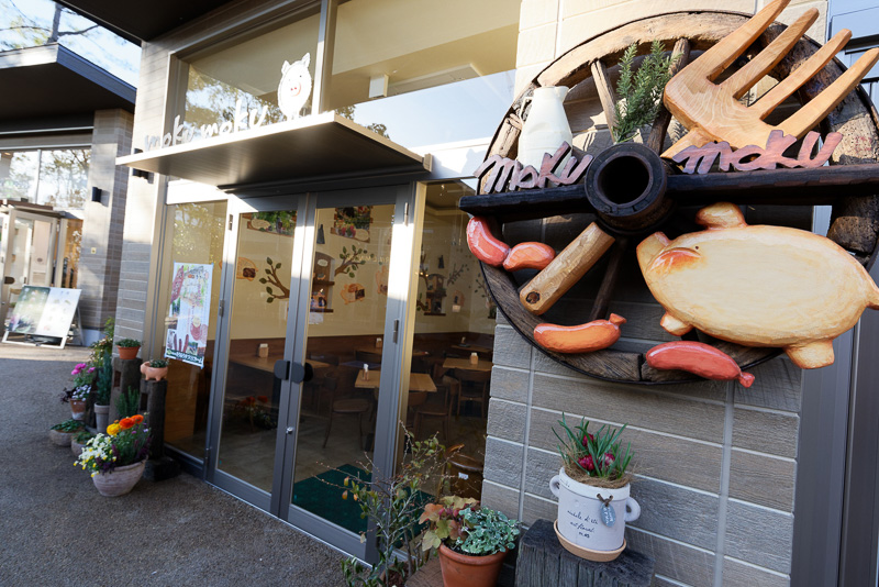 三重県伊賀市の「モクモク手づくりファーム」が運営する「モクモクハム工房カフェ」。さまざまなソーセージ、ホットドッグを取りそろえる