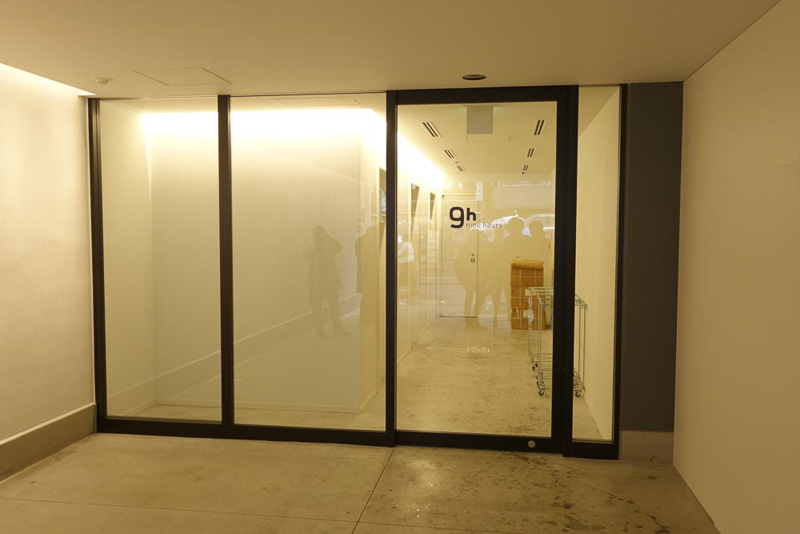 通りから少し奥まったところにあるシンプルなエントランス