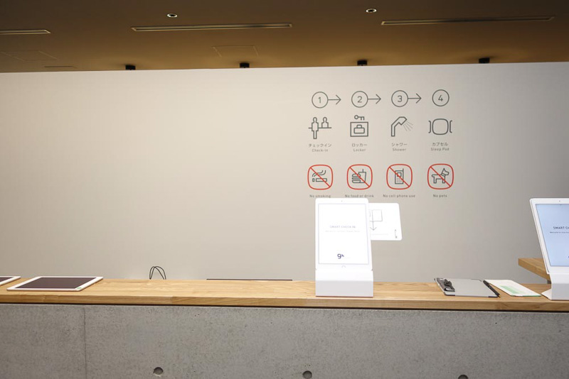 受付カウンター。仕切りの壁は天井まで達しておらず、開放感がある