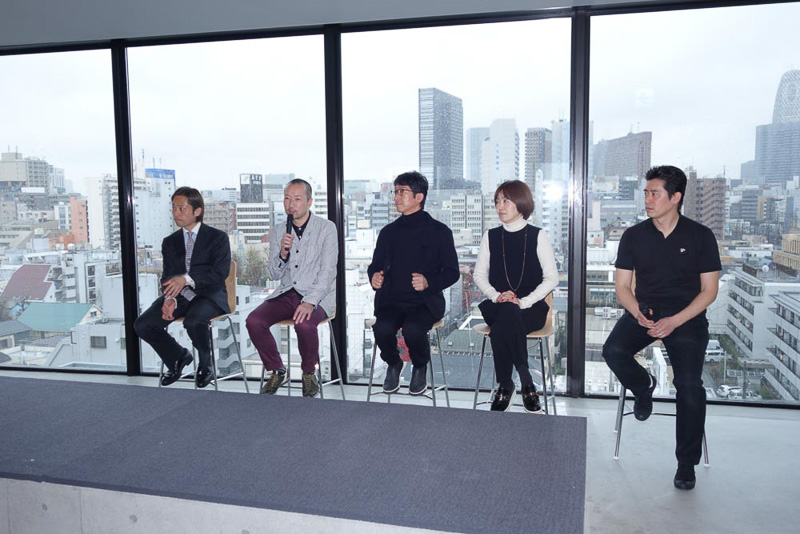 左から株式会社ナインアワーズ 代表取締役 ファウンダー 油井啓祐氏、ナカムラデザイン事務所代表 中村隆秋氏、廣村デザイン事務所代表 廣村正彰氏、Design Studio S代表 柴田文江氏、ナインアワーズ 代表取締役CEO 松井隆浩氏。背景はラウンジの南側の窓で、新宿副都心が眺望できる