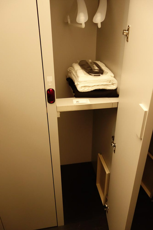 ロッカーの中段と下段。中段棚板は切り欠きがあり、ハンガーにジャケットなどを吊るせる