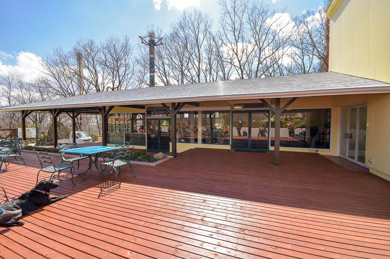 カフェの前には、広いウッドデッキが広がる