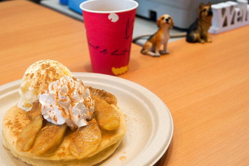 パンケーキ（アップルシナモン）ドリンクセットは1000円（写真提供：那須ハイランドパーク）