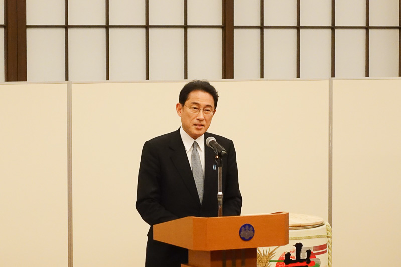 レセプションで挨拶する岸田文雄 外務大臣