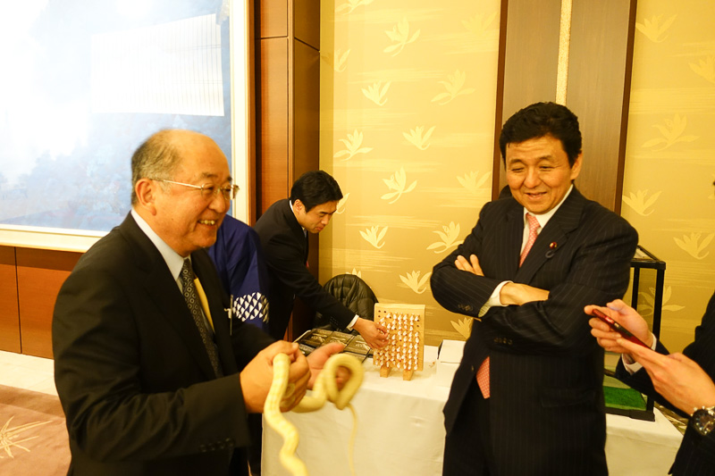 白蛇と、岸信夫 外務副大臣（右）。岸副大臣は山口県選出の衆議院議員で、この会の開催に尽力した