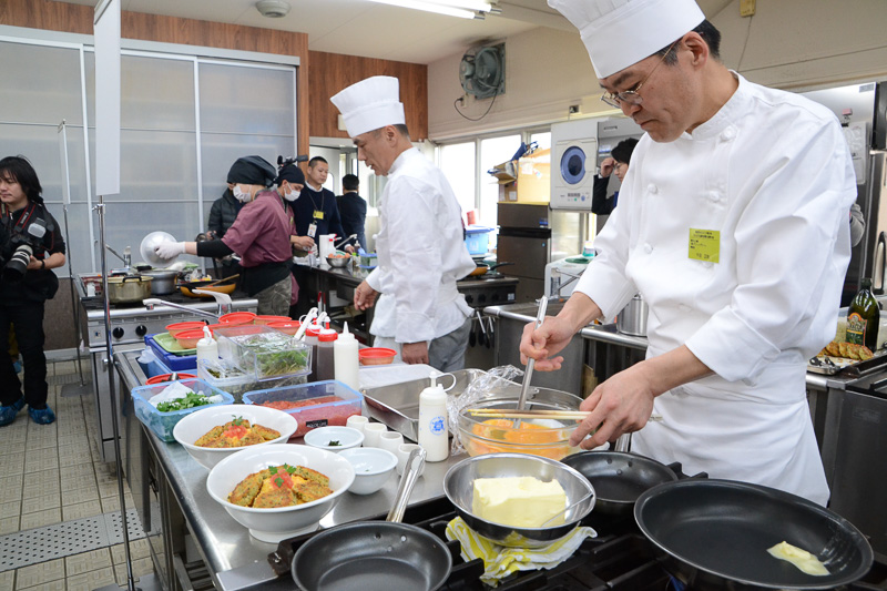 調理中の様子。手際よく調理を進めていく