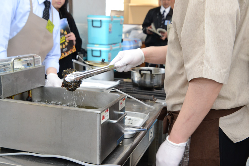 調理中の様子。手際よく調理を進めていく