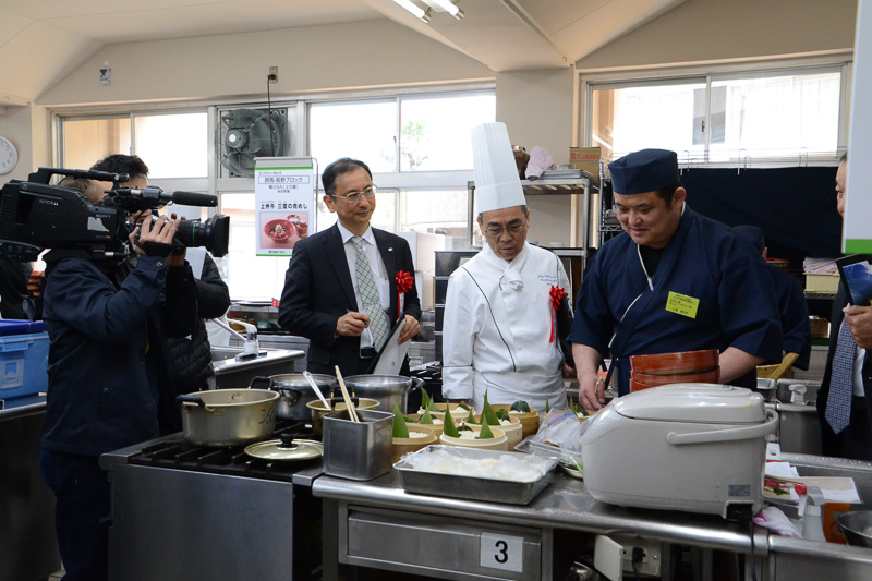 調理中を審査する特別審査委員の柘植末利氏や審査委員