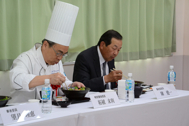 真剣な眼差しで審査する審査委員長の陳建一氏